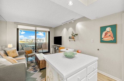 Holiday Isle Condo | PRIVATE BEACH, Heated Pool, Hot Tub, Live bands in summer. Honeymooon favorite
