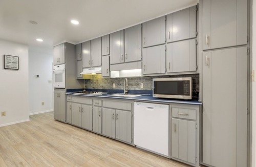 Inman House | Private Deck + Yard: Spacious Fayetteville Home!