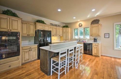 Jones Mills House | Private Dock & Pool Access! Hot Springs Home