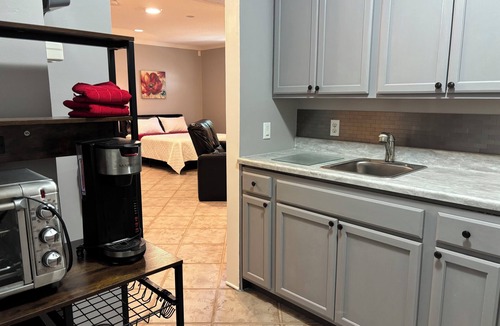 Davenport Apartment | Private entrance, driveway parking, studio with central AC in charming Davenport