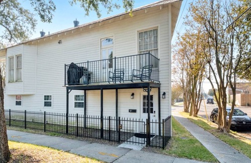 Esplanade Ridge House | Private escape under the Oaks!