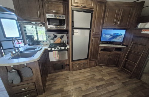 Wright House | Private Family Creekside RV Site+15 Min drive to Beach. Fenced Parking Lot