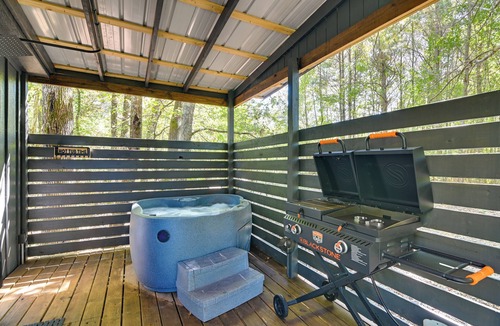 Cherokee Cabin | Private Hot Tub, Fire Pit! Pickwick Lake Escape