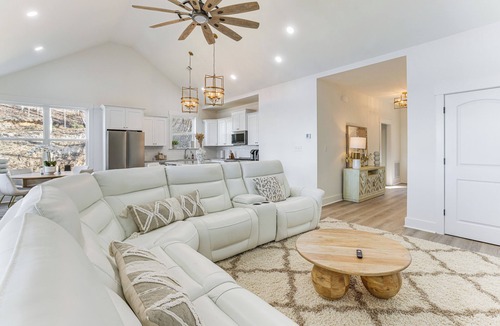 Rockford House | Private Lakeview Haven in Rockford