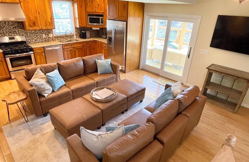 Shelby Cottage | Private Lay Lake Peninsula, 1000ft Shoreline, Boat Ramp, Pool, Docks, Sleeps 9