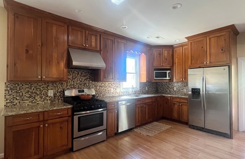 Shelby Cottage | Private Lay Lake Peninsula, 1000ft Shoreline, Boat Ramp, Pool, Docks, Sleeps 9