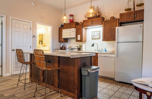 Enterprise Cottage | Private Vintage-Chic 1BR w/Jacuzzi Tub Enterprise