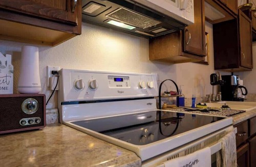 Enterprise Cottage | Private Vintage-Chic 1BR w/Jacuzzi Tub Enterprise