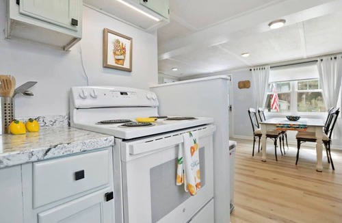 Satsuma House | Qt Cottage on Dunn's Creek, Fire Pit, Kayaks