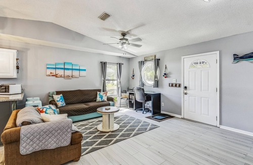 Perdido Beach House | Quaint Cottage by the Bay - Boat Launch 1 Street Over