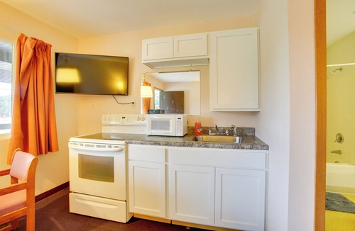Lake City Apartment | Quaint Lake City Studio: Walk to Engelwood Beach!