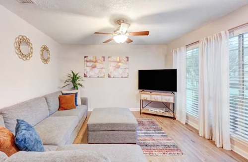 Gunter Afs House | Quaint room w/Queen Bed and Private Bath