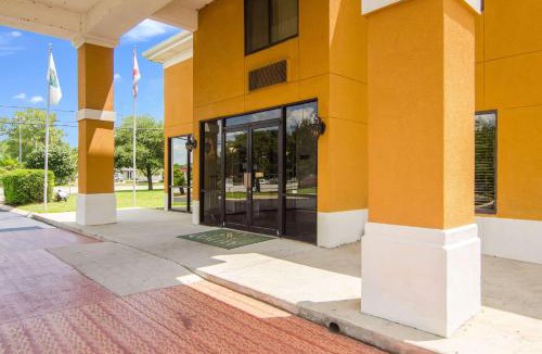 Saraland Hotel | Quality Inn near University of Mobile