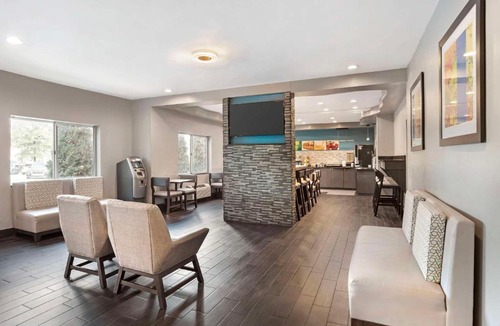 Crestline Heights Hotel | Quality Inn & Suites Birmingham - Highway 280
