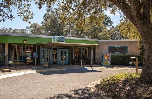 Mary Esther Hotel | Queen Bed Stay, 1.5 miles away from Emerald Coast Science Center | Free Parking!
