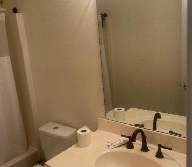 Ellenwood House | QueenRoom1