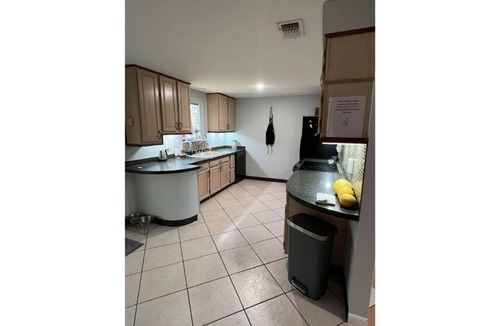 Middleburg House | Quiet 3 bedroom 2 bath home with screened in patio