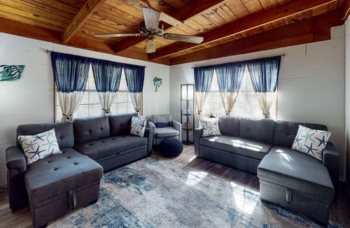 Ono Island Cottage | Quiet coastal cottage with updated kitchen & free WiFi