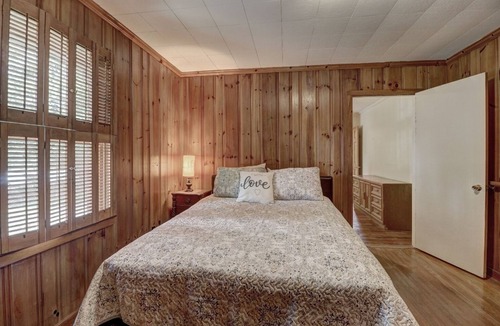 Woodland House | Quiet Farm Getaway - Mini-Callaway Gardens without Calloway Prices