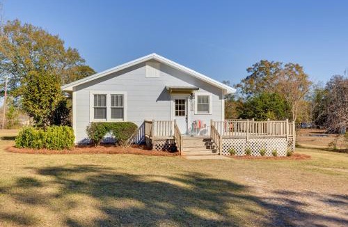 Grove Hill House | Quiet Grove Hill Cottage w/Wraparound Deck!