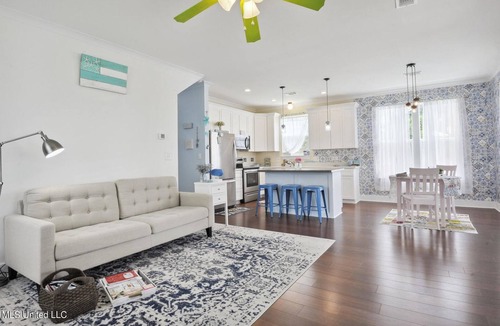 Waveland Cottage | Quiet small Cottage , 5 minutes from the beach!