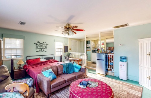 Fort Valley Cabin | Quiet studio backed by woods, large dog-friendly yard