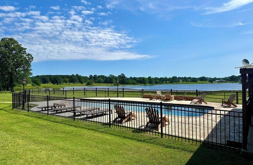 Shreveport House | Ranch & Retreat in Caddo Parish