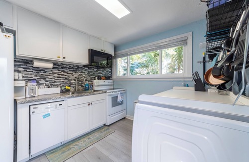 South Peninsula Historic District House | Rare Find 3 Bedroom, Ocean Steps Away, 3+ Parking, Walkable Restaurants