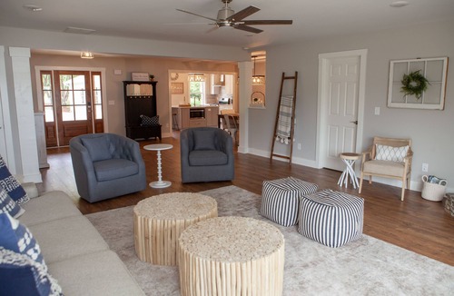 Eatonton House | RARE FIND – Beautifully decorated 4B/4.5B Lakefront Getaway! Centrally located
