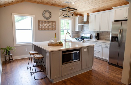 Eatonton House | RARE FIND – Beautifully decorated 4B/4.5B Lakefront Getaway! Centrally located