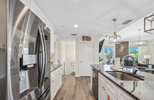 Holiday Beach Cottage | Raven's Nest - Mins to Beach Heated Pool & Pet Friendly