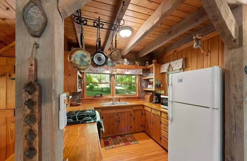 Mentone Cabin | Red Bird Roost: Best downtown location on the Brow. Feel the breeze on Cool St.