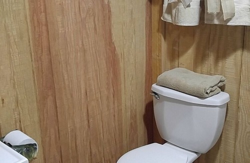 Statesboro Cabin | Red Fern Lodge Room 2