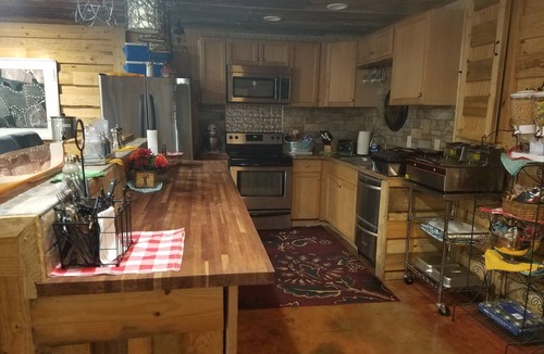 Statesboro Cabin | Red Fern Lodge Room 3