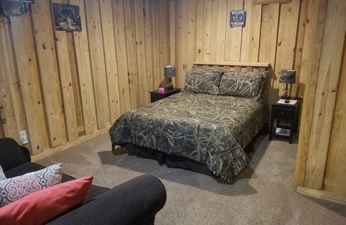 Statesboro Cabin | Red Fern Lodge Room 5