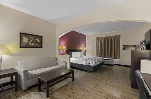 Albany Hotel | Red Roof Inn & Suites Albany, GA
