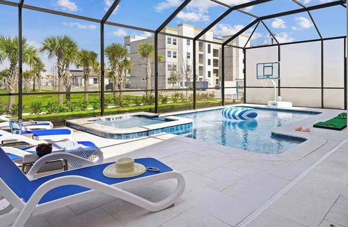 Florida Center House | Regal Riviera | Fab NEW home w/chic decor, huge LR/DR, & PVT pool - on I-Drive