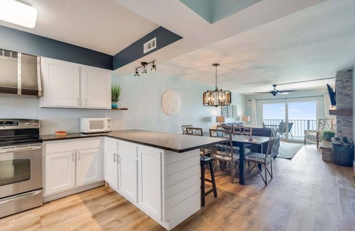 Crescent Beach Condo | Regency Towers #1018- Free Beach Chairs!
