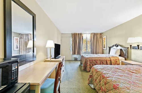 Hattiesburg Hotel | Relax After Downtown Adventures at this Simple, Pet-Friendly Room