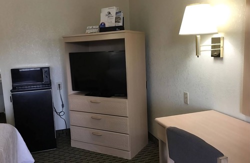 Cabot House | Relax and Recharge! 3 Convenient Units, Free Parking, Free Breakfast, Pool