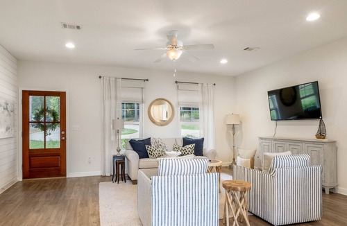 Samantha House | Relax and Unwind at Our Stunning 2 bed/ 1.5 bath Guest House on Lake Tuscaloosa