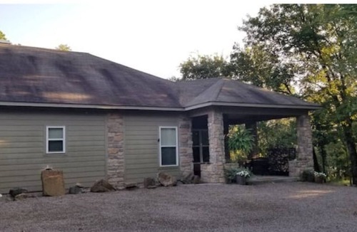 Morrilton House | Relax at this Mountaintop Retreat