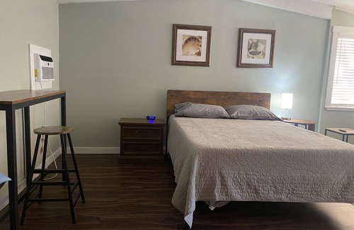 Satsuma Hotel | Relax by the River - Shell Harbour Room 4 on the St Johns River