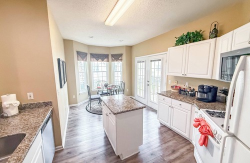 Gulfport Condo | Relaxed Resort-Style Coastal Villa/Pools/Hot tubs/Gym/2 Min to Beach. Gated!