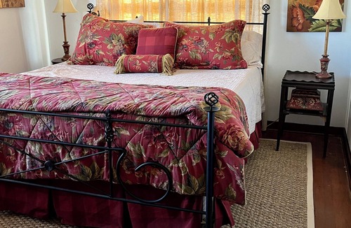Scooba House | Relaxing Farm Retreat and Cattle Experience near colleges, golf, Casino dining.
