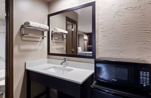 Jasper Hotel | Relaxing Jasper Stay with Easy Access to Local Highlights, & Outdoor Activities