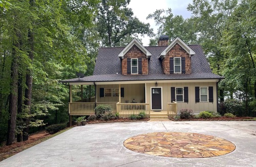 Milledgeville Cabin | Relaxing Lake Front House/Hot Tub