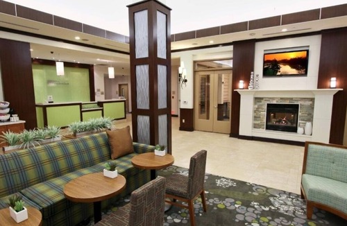Covington Hotel | Relaxing Pet-Friendly Room Near Attractions with Easy Access to Nearby Dining