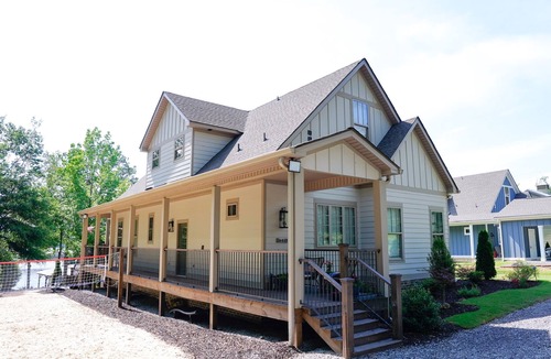 Northport House | Relaxing Retreat—Family Fun on Lake Tuscaloosa w/beach volleyball, games & dock!