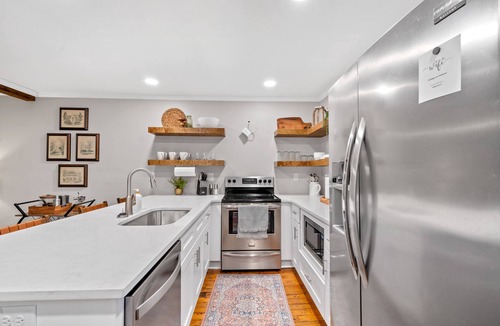 Milledgeville House | Remodeled historical cottage! 5 minute walk to Georgia College & downtown Milly!